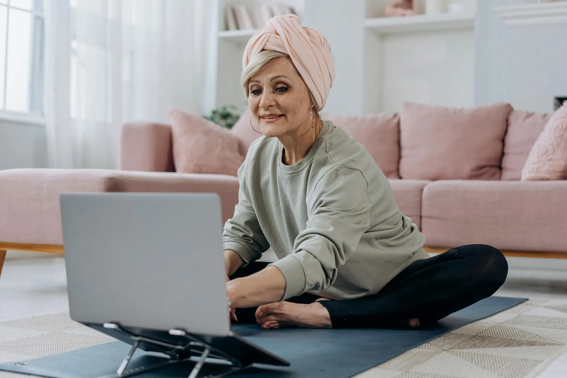 Man die een online valpreventie cursus volgt voor een laptop